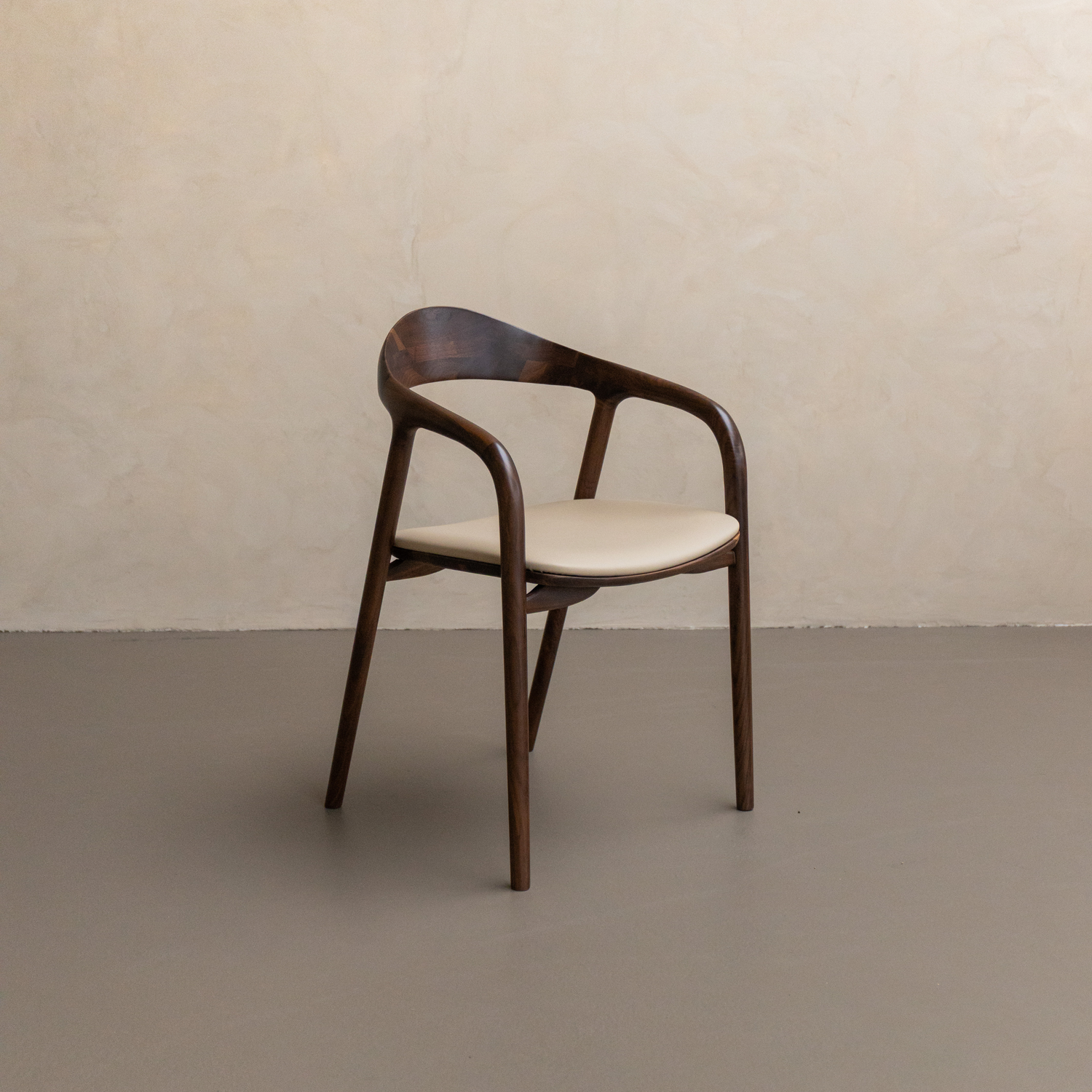 Nova matstol beige läder – valnöt