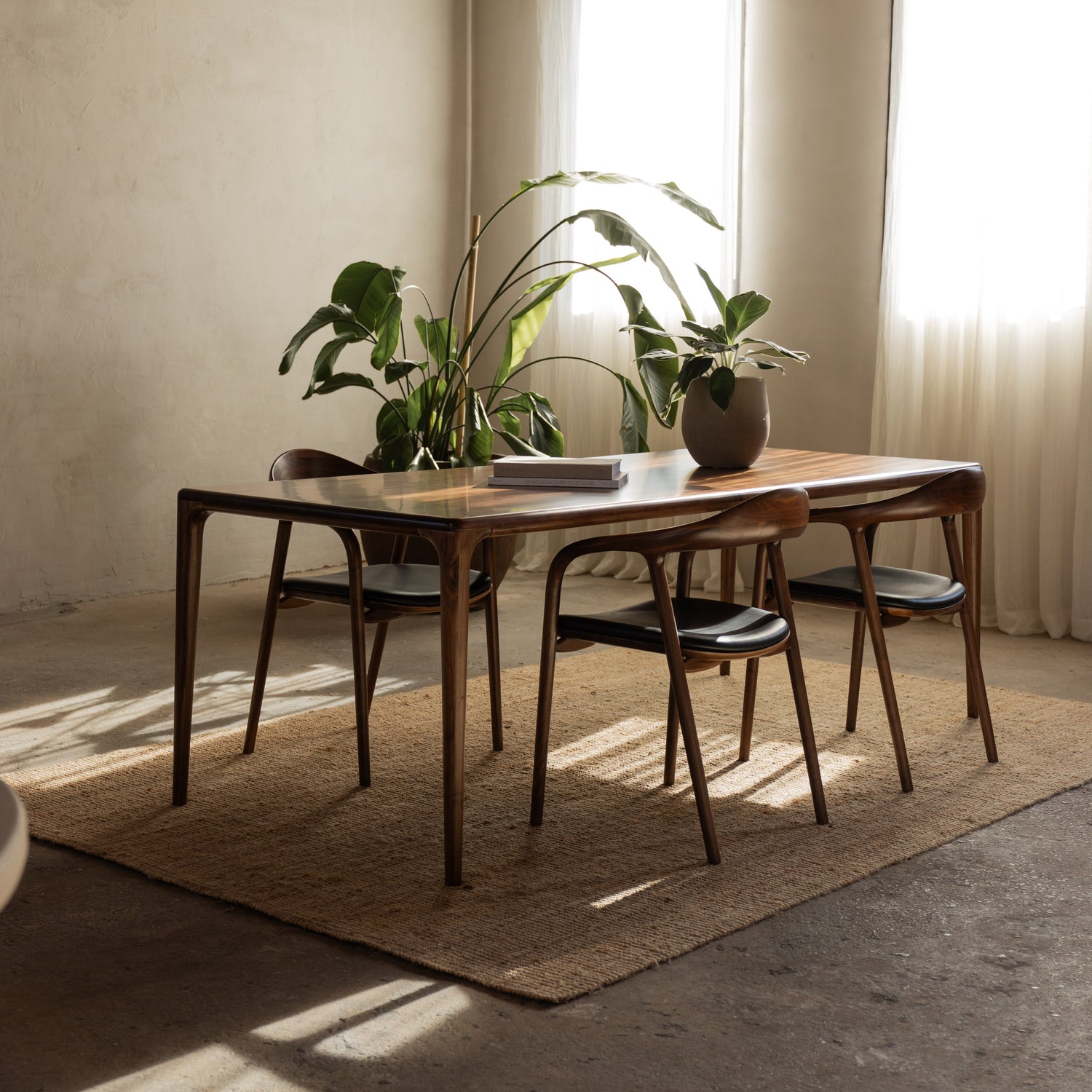 Nova Matstol svart läder – valnöt