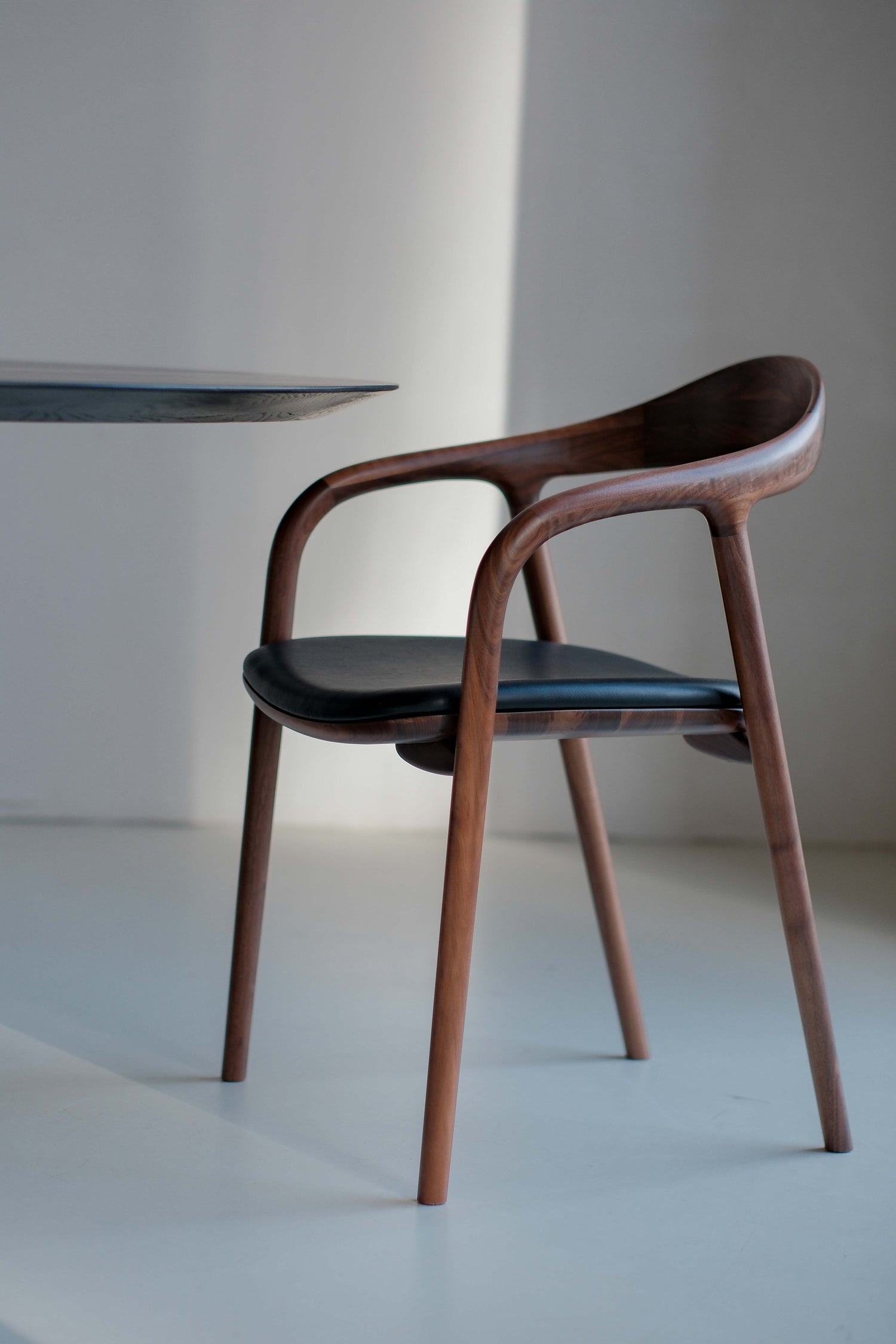 Nova Matstol svart läder – valnöt