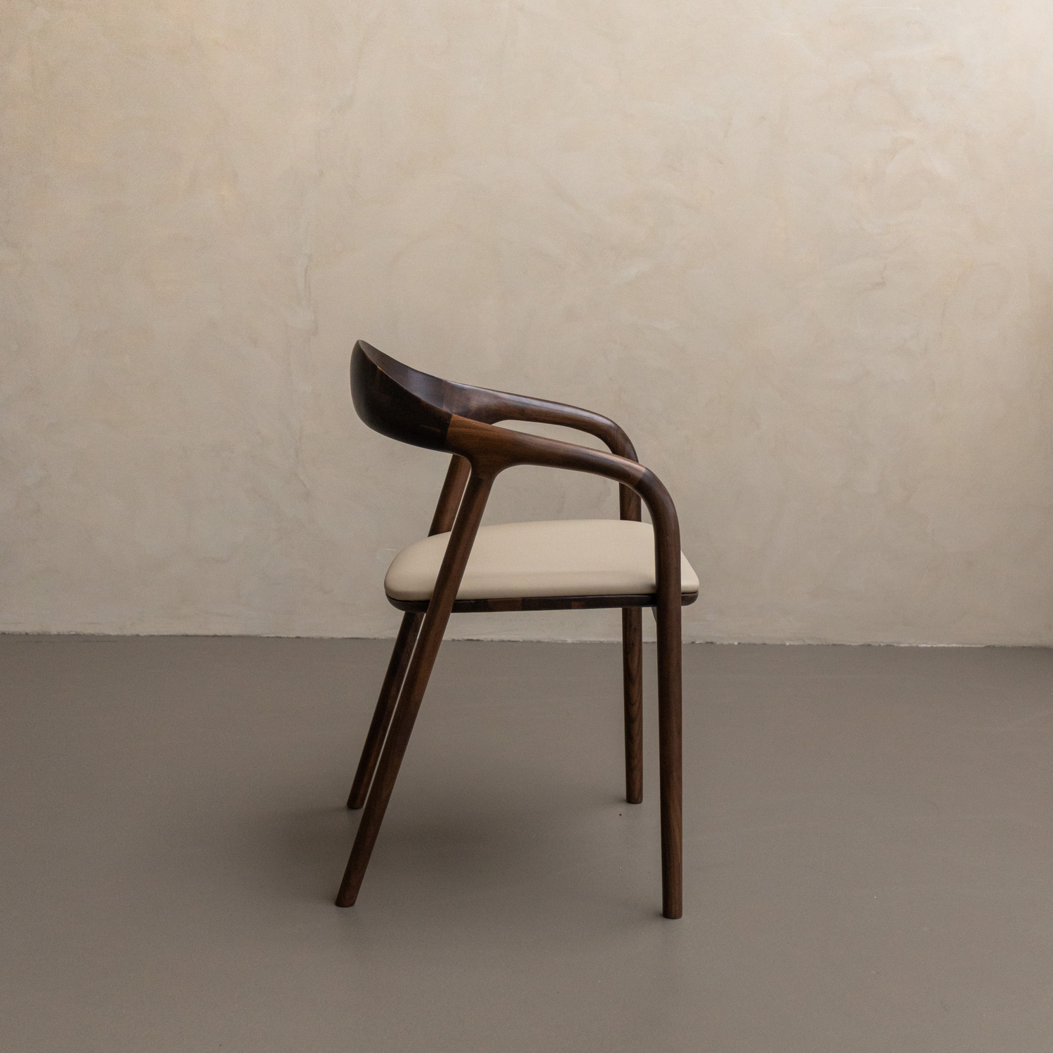 Nova matstol beige läder – valnöt