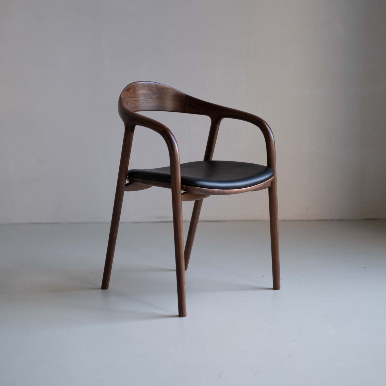 Nova Matstol svart läder – valnöt